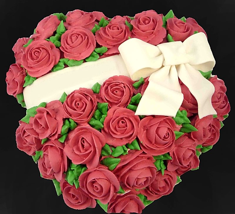 Торт в форме сердца с розами на 8 марта