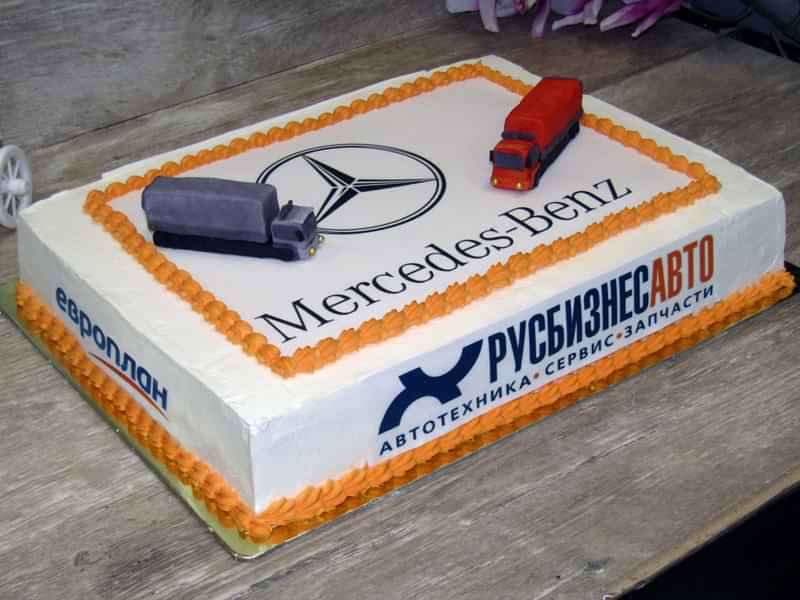 Корпоративный торт с фотопечатью и машинками