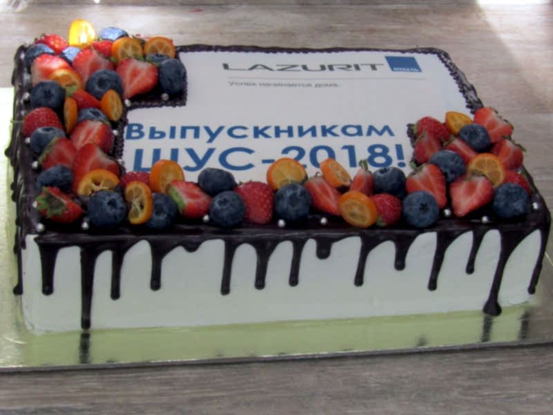 Корпоративный торт с фотопечатью и фруктами