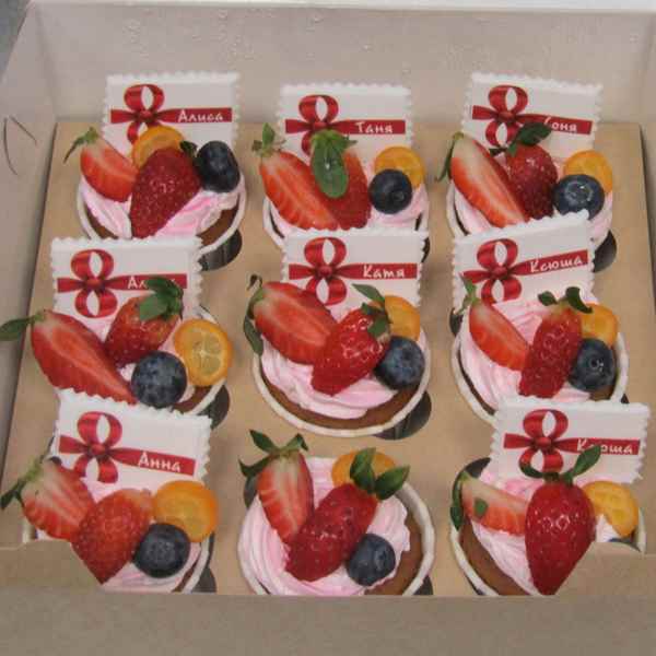 Капкейки с именем / логотипом и ягодами